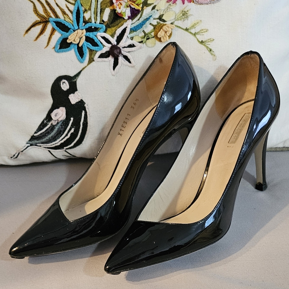 Georgio Armani black modern pump